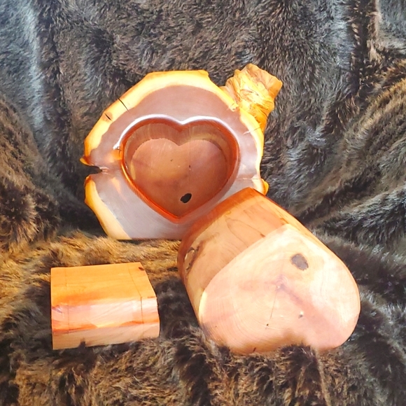 VINTAGE 1980'S HAND CARVED TREE TRUNK RED CEDAR HEART DRAWER JEWLERY BOX - Picture 8 of 9